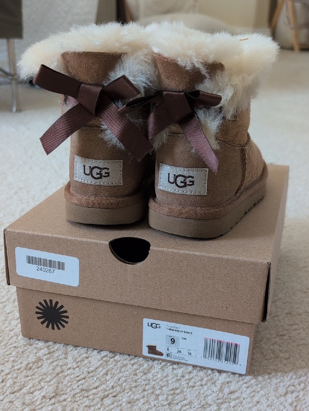 UGG Toddler Girl's Mini Bailey Bow II Boots Chestnut sz 9 Wool Lined Suede Upper